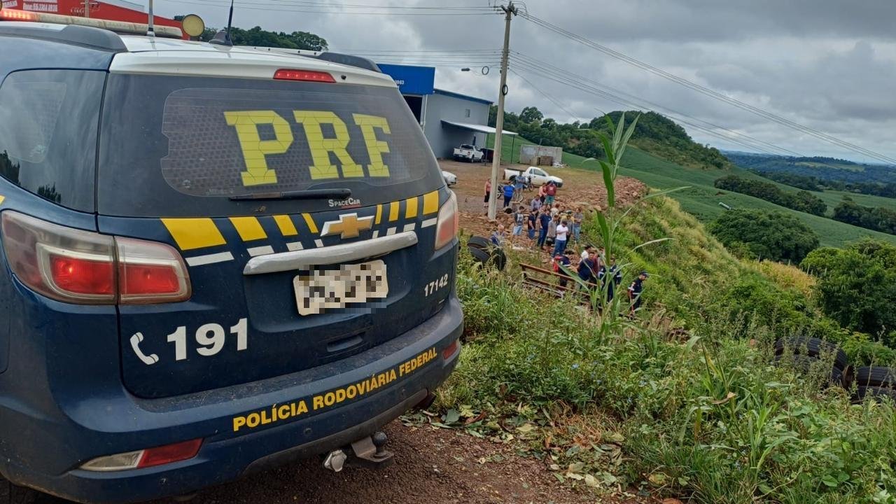 Motorista de um caminh&atilde;o perdeu o controle do ve&iacute;culo, caiu em um barranco e morreu na BR 386, em Frederico Westphalen