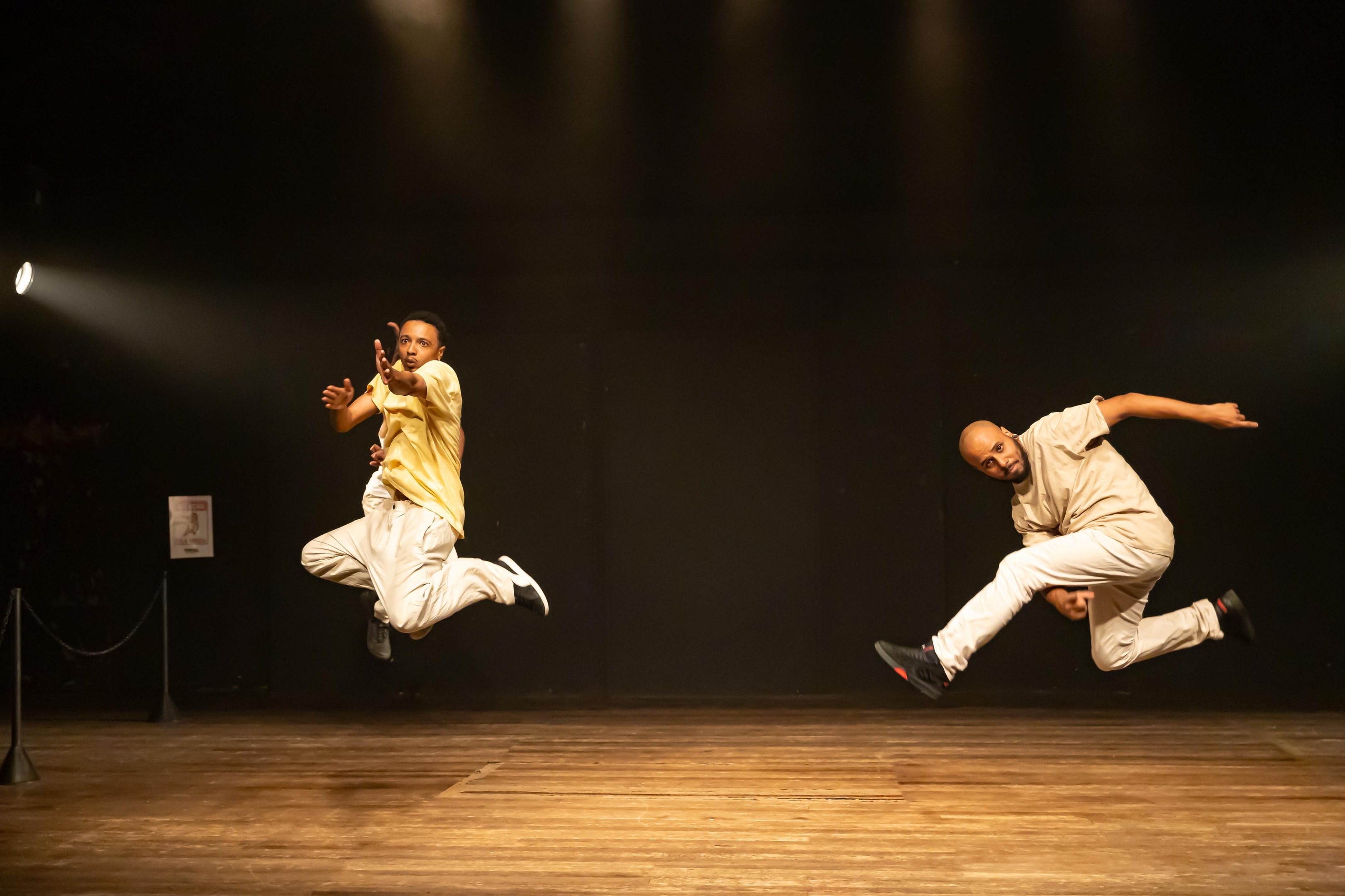 Premiado espet&aacute;culo de dan&ccedil;a urbana, "Trivial" leva, neste s&aacute;bado, 21, a Bento Gon&ccedil;alves, bailarinos da periferia que cruzam o cotidiano e o preconceito com a express&atilde;o art&iacute;stica