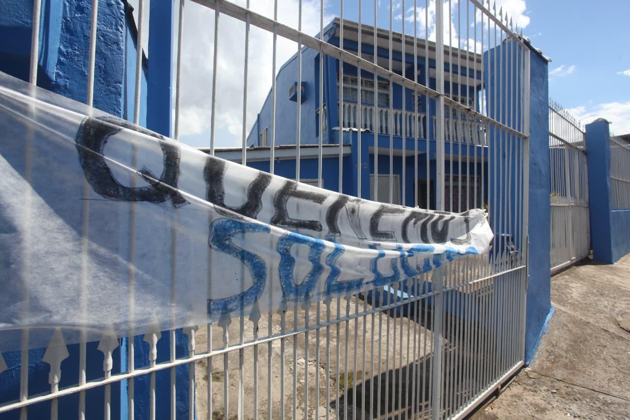 Faixa com demanda por solu&ccedil;&atilde;o do desaparecimento de fam&iacute;lia em Cachoeirinha