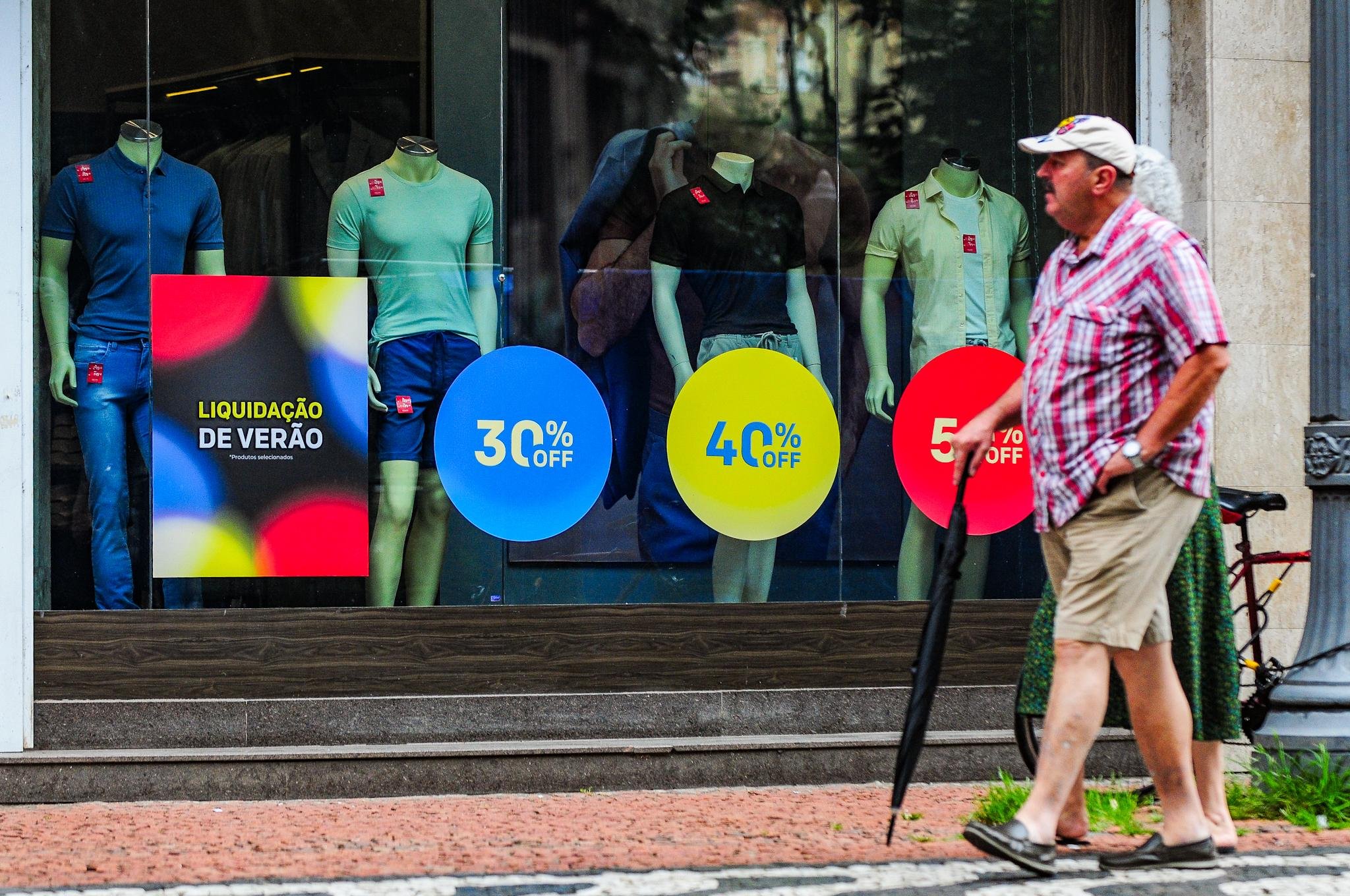 Pela manh&atilde;, diversas lojas do Centro Hist&oacute;rico de Porto Alegre j&aacute; apresentavam, logo &agrave; vitrine, os an&uacute;ncios de grandes ofertas