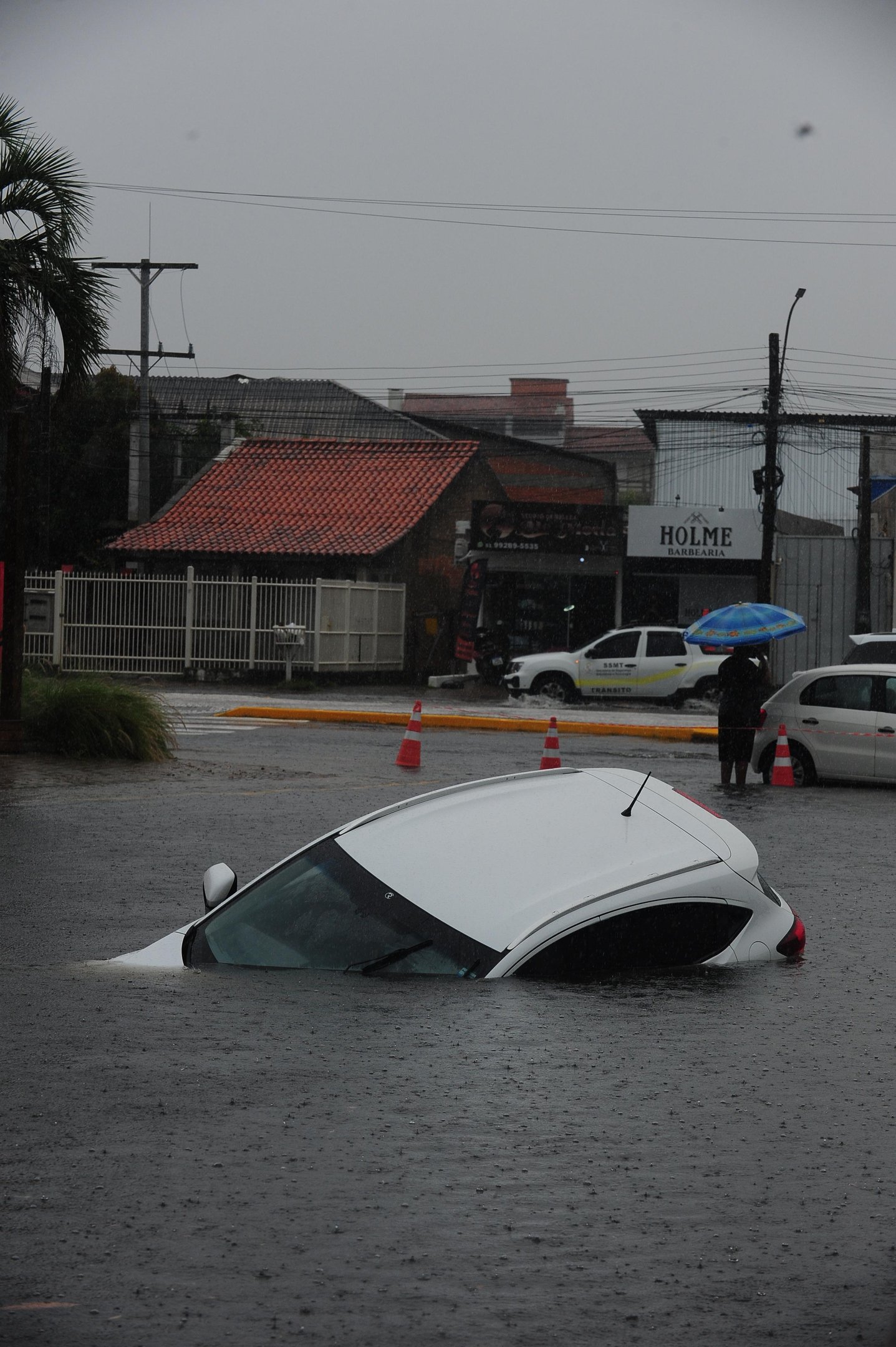 Na avenida Martinho J. Esp&iacute;ndola, um carro caiu no arroio e ficou parcialmente submerso