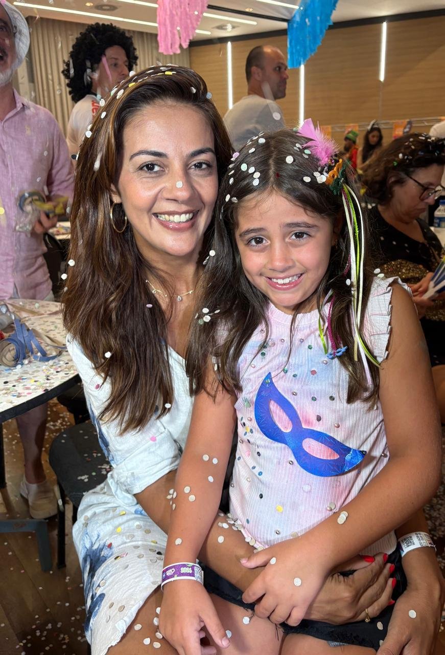 Fernanda e Malu Oliveira deram uma pausa no baile infantil do Gr&ecirc;mio N&aacute;utico Uni&atilde;o