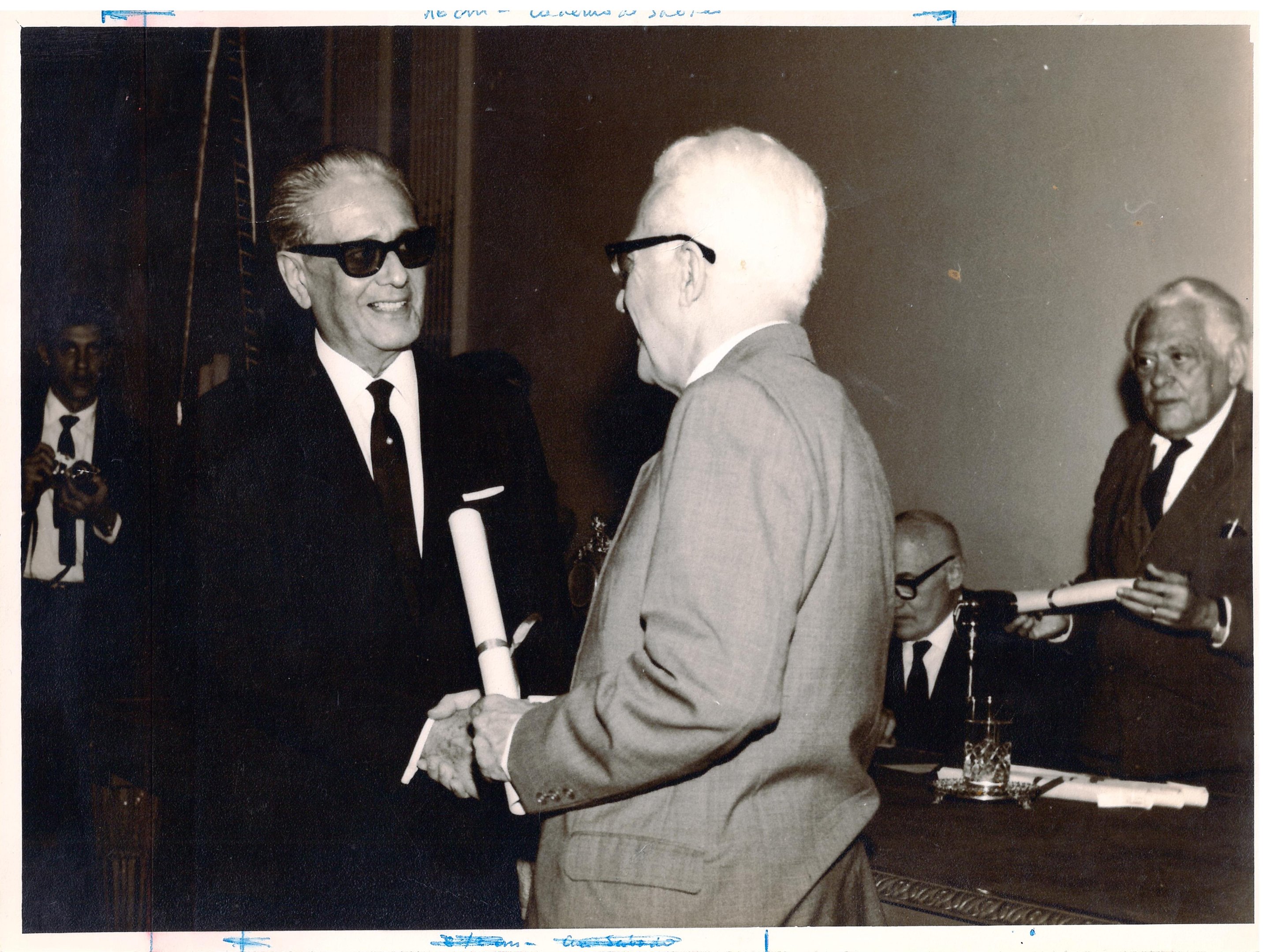 Manoelito de Ornellas recebe o pr&ecirc;mio Joaquim Nabuco da Academia Brasileira de Letras das m&atilde;os do acad&ecirc;mico Ivan Lins por seu livro "M&aacute;scaras e Murais da Minha Terra" em julho de 1968