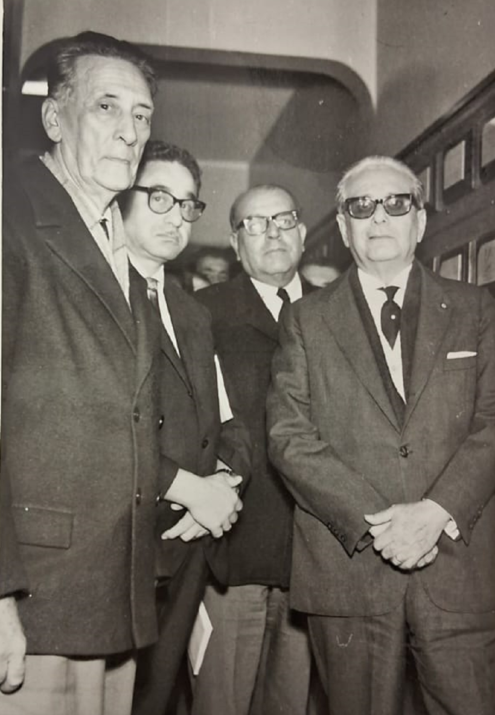 Peri de Castro, Radam&eacute;s Richinitti, Guilherme Schultz Filho e Manoelito de Ornellas durante o lan&ccedil;amento do livro de Manoelito, "M&aacute;scaras e Murais da Minha Terra" em junho de 1968 na Associa&ccedil;&atilde;o dos Amigos do 3&ordm; Distrito
