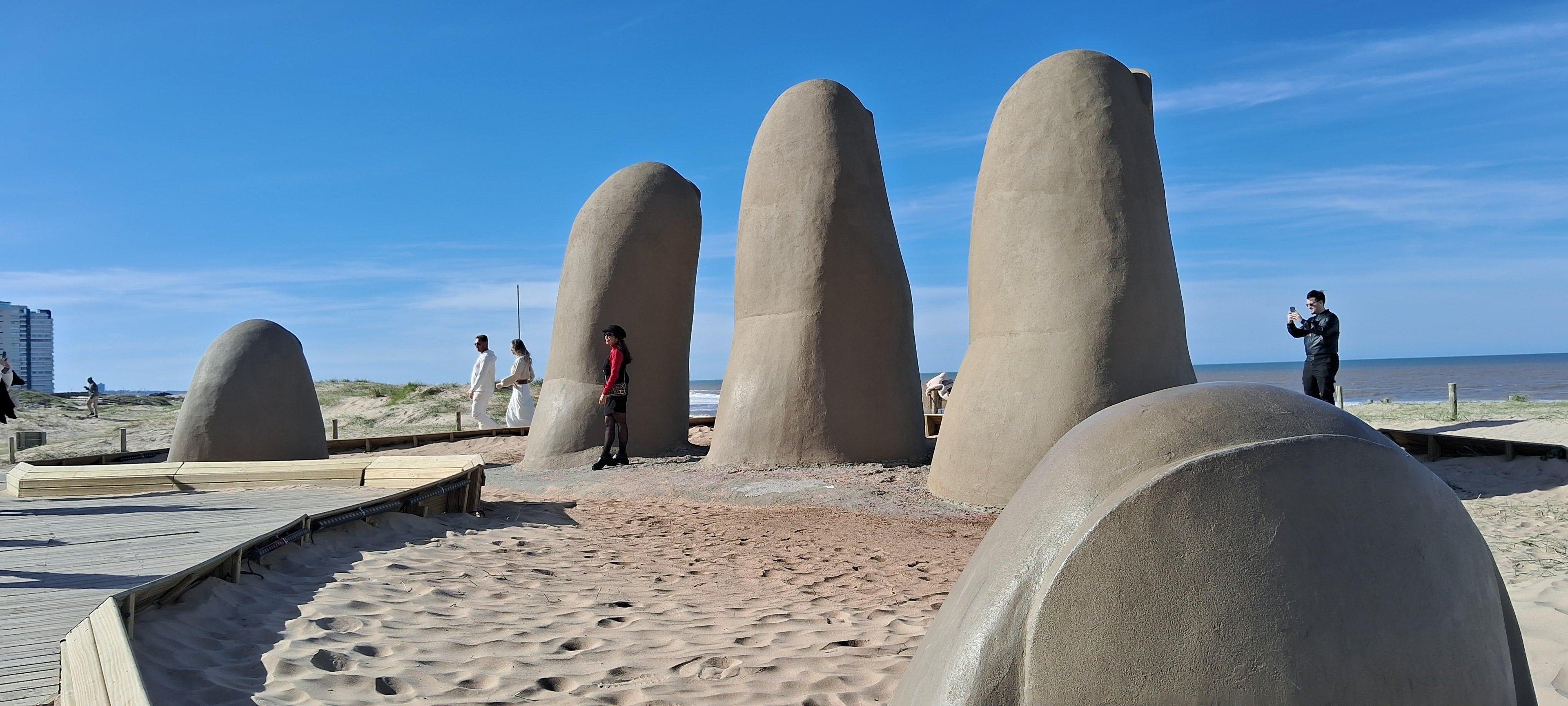 La Mano, escultura do artista chileno Mario Irarr&aacute;zabal, &eacute; o monumento s&iacute;mbolo de Punta Del Este