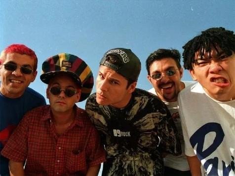 Os membros da banda, a esquerda para a direita: Samuel Reoli, J&uacute;lio Rasec, Dinho, S&eacute;rgio Reoli e Bento Hinoto.