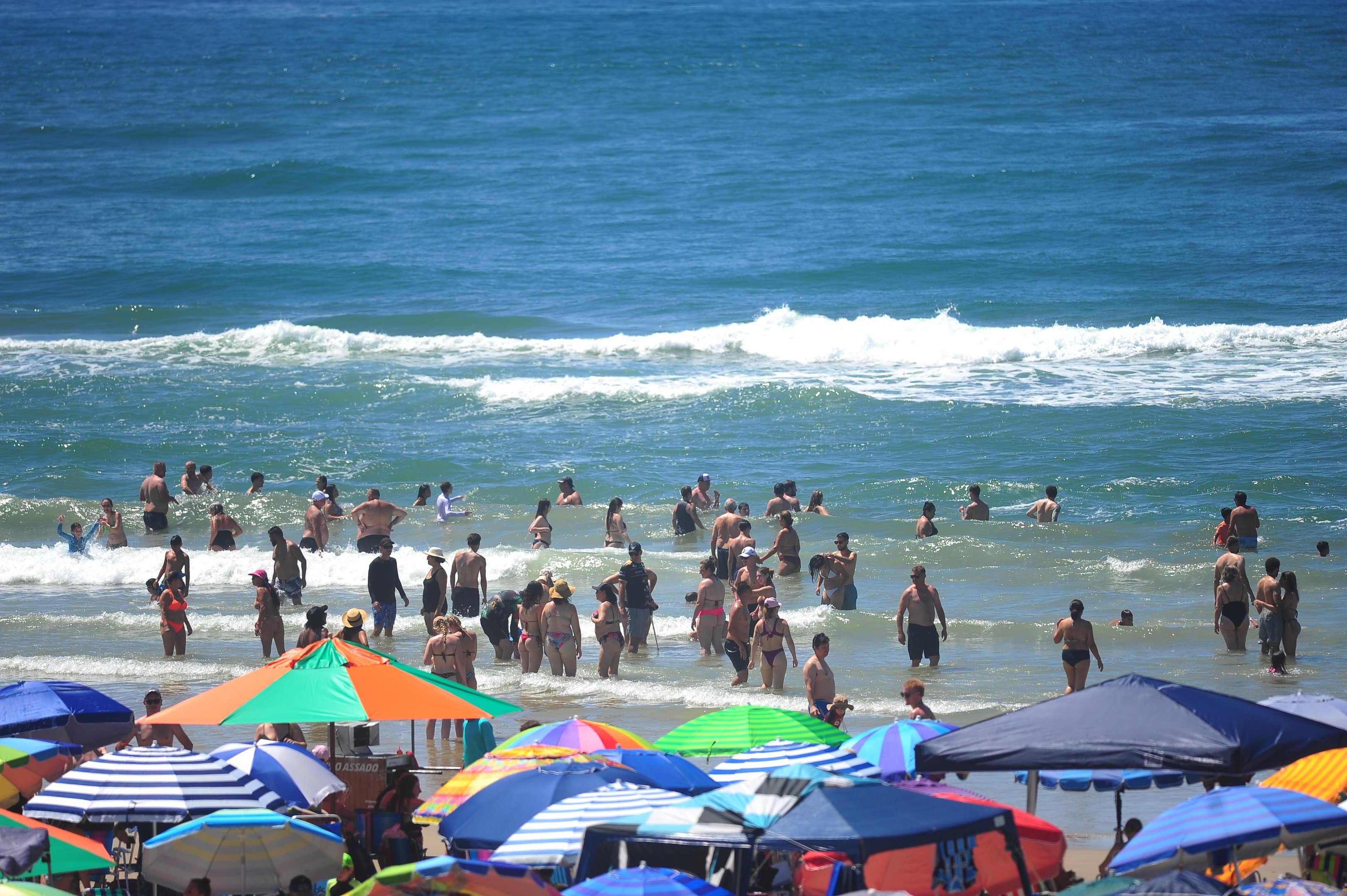 Faixa de areia ficou lotada de veranistas na manh&atilde; de s&aacute;bado