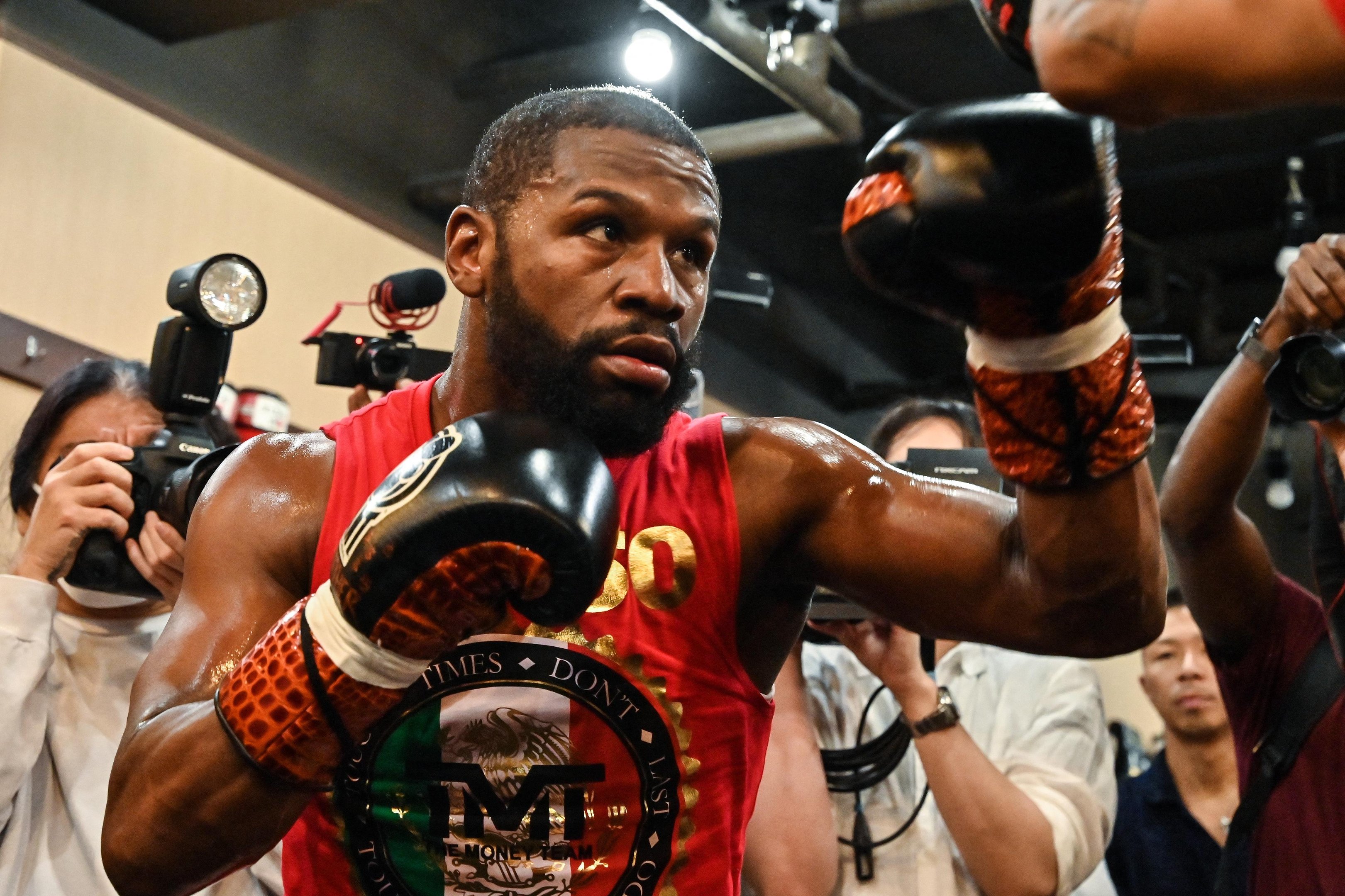 Mayweather se aposentou do boxe em 2017, invicto em 50 lutas