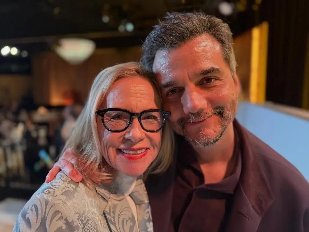 "Nos tornamos amigos de cigarro e &iacute;amos at&eacute; o palco para conversar de verdade", disse Amy Madigan sobre Wagner Moura
