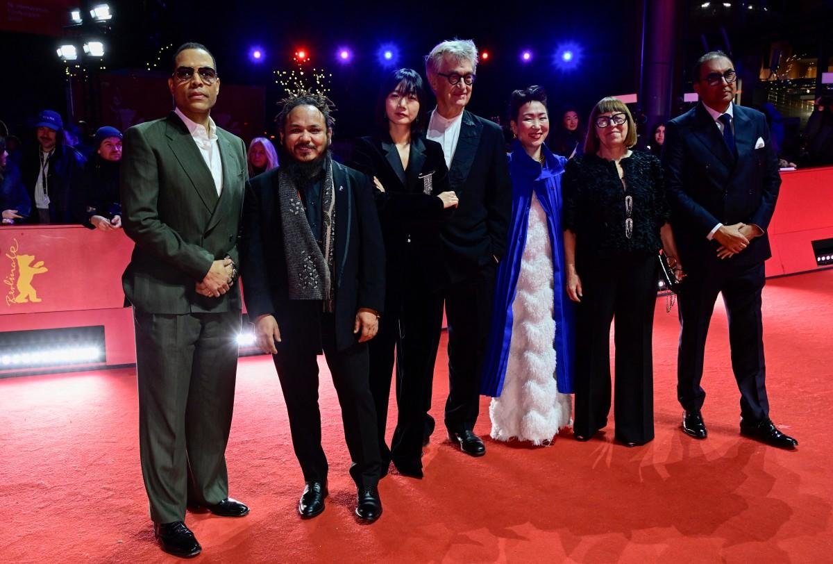 O presidente do j&uacute;ri, o diretor alem&atilde;o Wim Wenders, com membros do j&uacute;ri