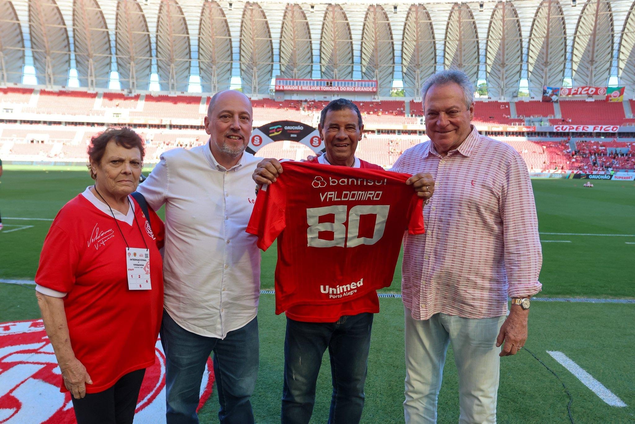 Valdomiro foi homenageado pelo Inter antes da partida contra o Ypiranga