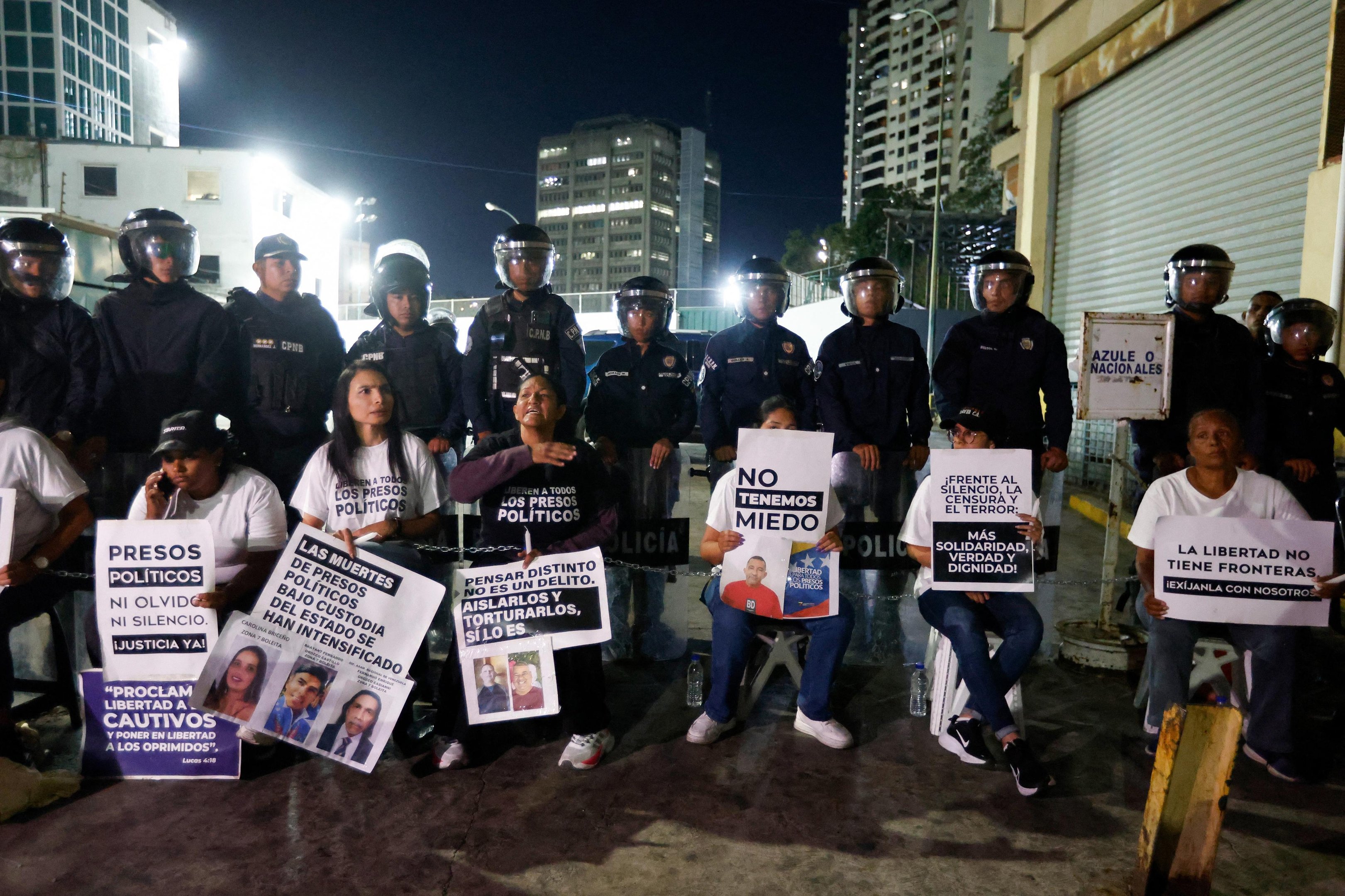 Familiares acampam em frente aos centros de deten&ccedil;&atilde;o h&aacute; mais de um m&ecirc;s, quando Rodr&iacute;guez anunciou um primeiro processo de liberta&ccedil;&otilde;es