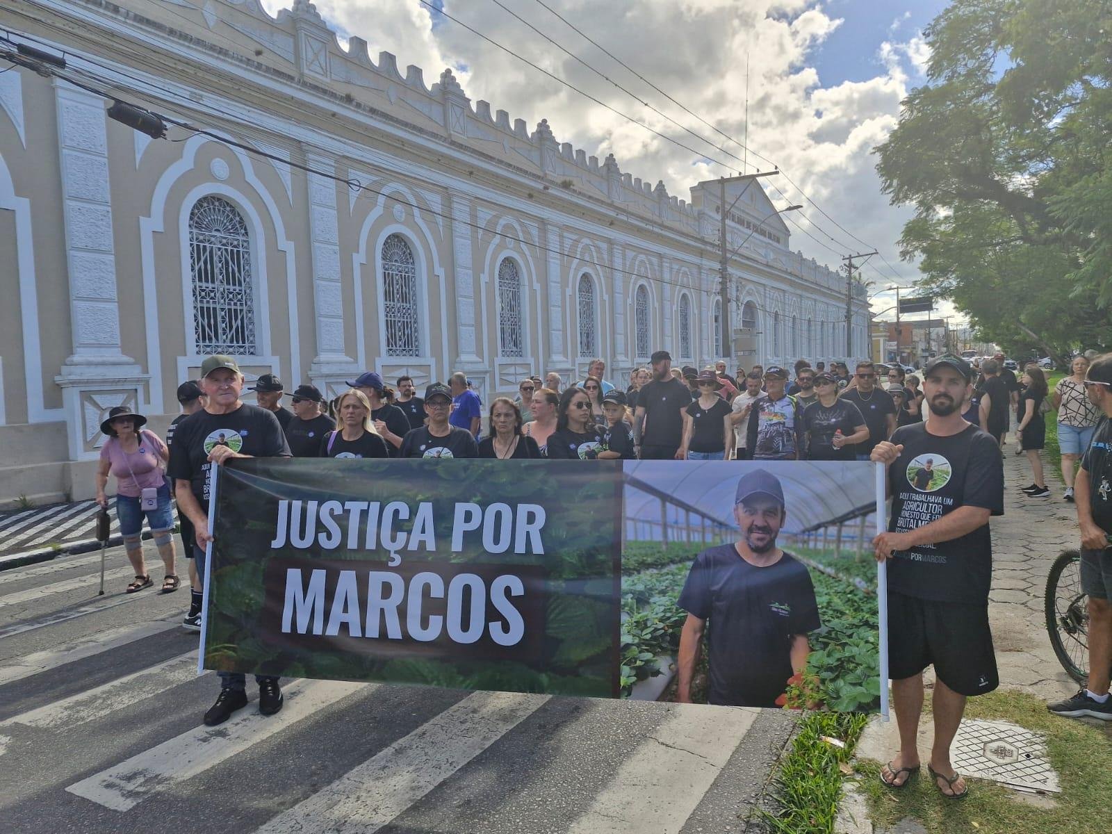 Em frente ao quartel do 4&ordm; BPM o grupo parou e fez um minuto de sil&ecirc;ncio