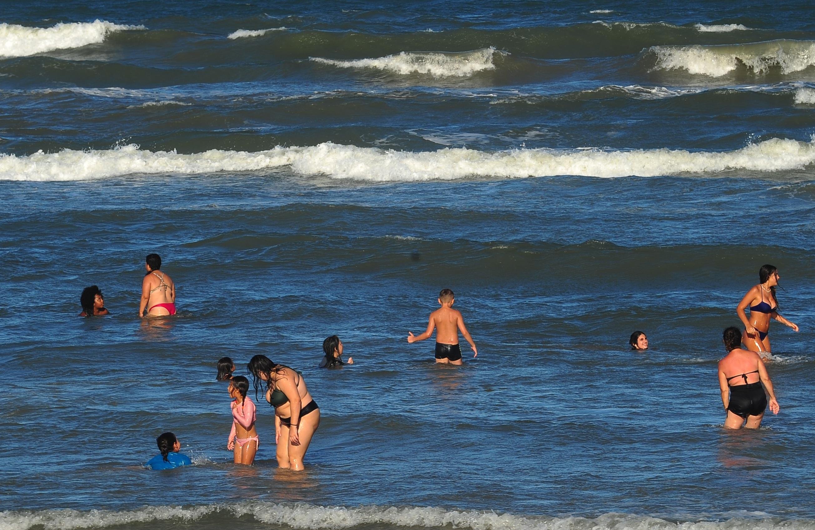 Veranistas tomaram banho de mar mesmo com &aacute;gua considerada impr&oacute;pria para banho em Tramanda&iacute;