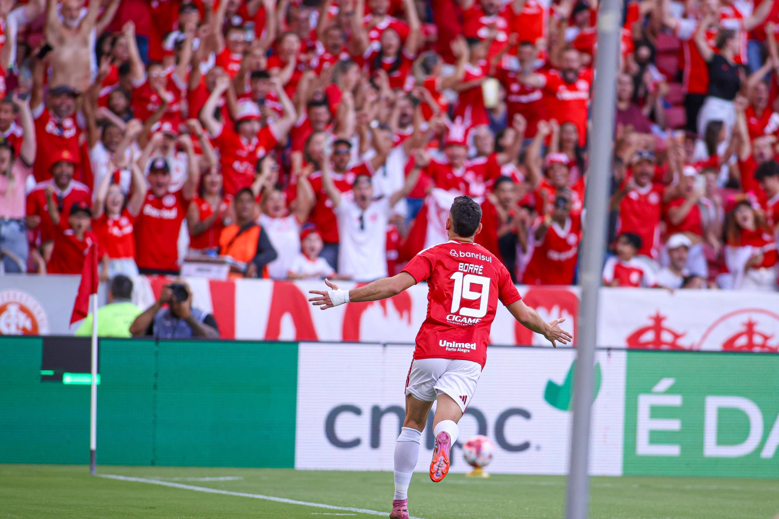 Borr&eacute; comemora o primeiro gol na vit&oacute;ria que valeu a classifica&ccedil;&atilde;o &agrave; final do Gauch&atilde;o