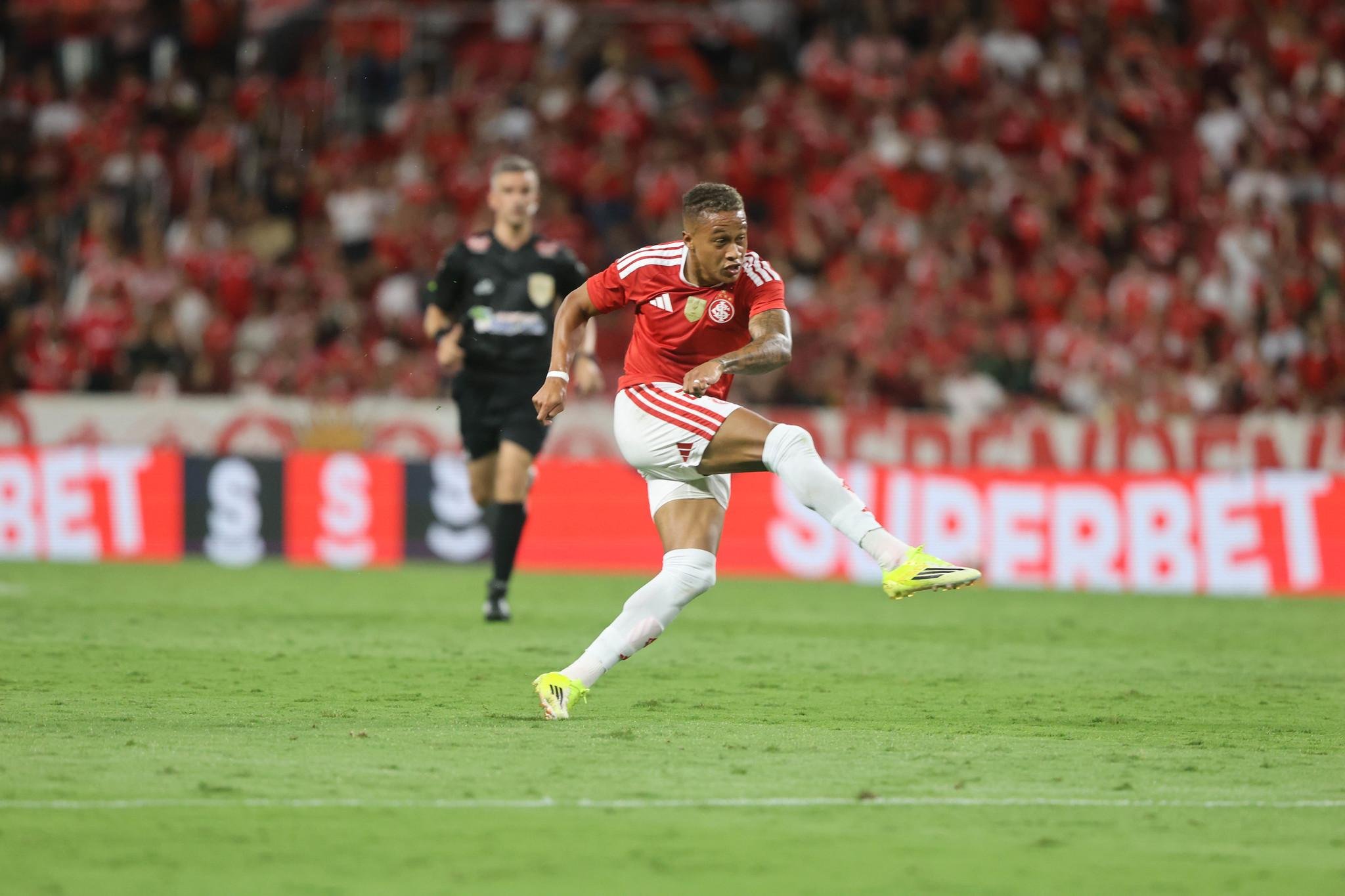 Vitinho entrou no segundo tempo e marcou dois gols