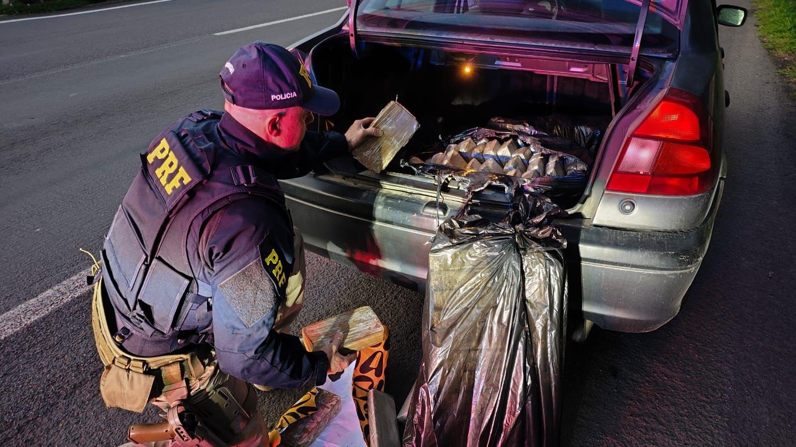 Condutora natural de Tubar&atilde;o, Sanata catarina, tinha mais de 70 kg de drogas, maconha e crack, no porta-mala