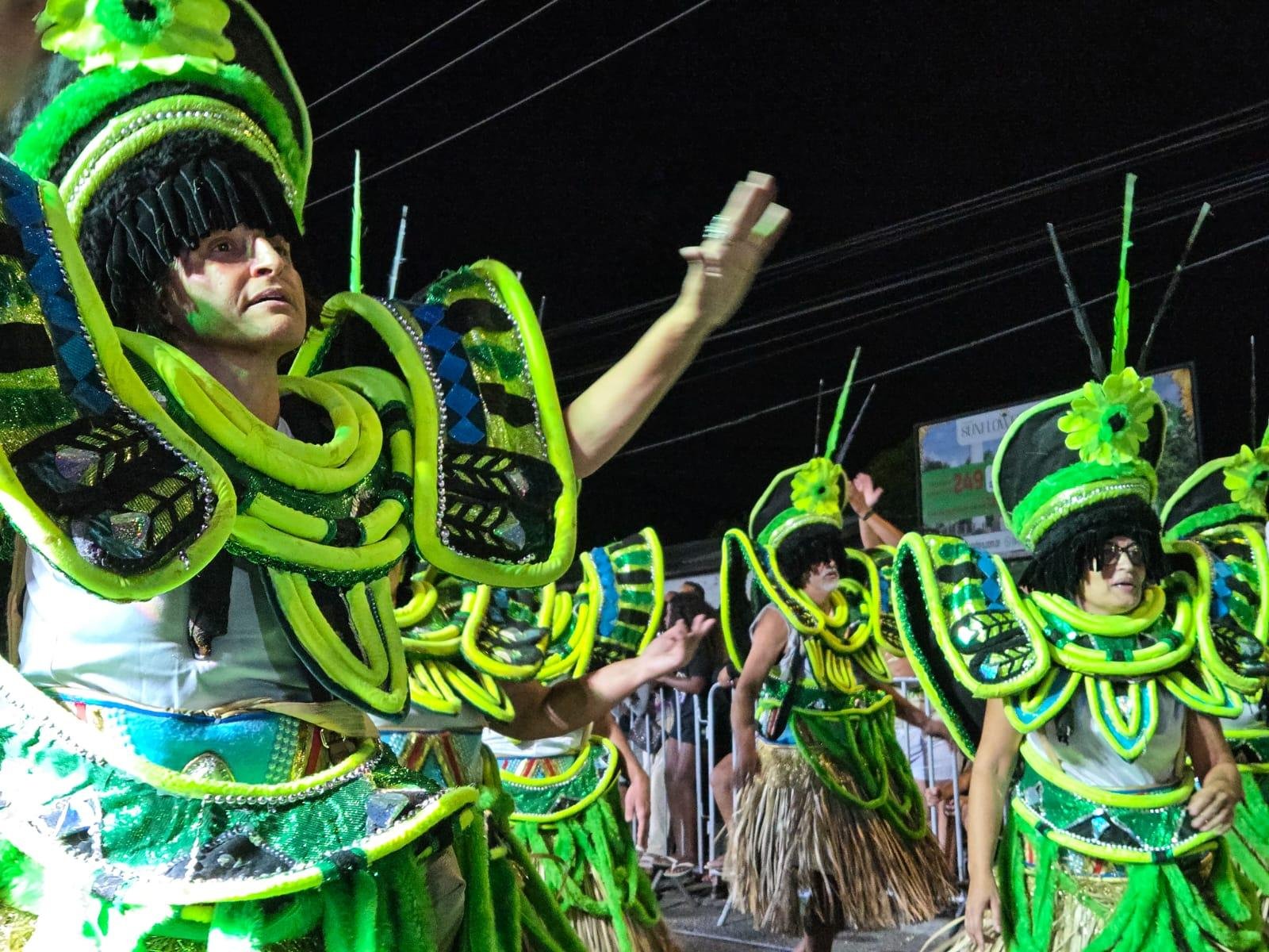 Desfile das escolas de samba do Grupo Bronze recebeu bom publico na Esplanada da Restinga