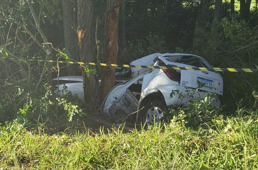 V&iacute;tima saiu da pista e colidiu em &aacute;rvores