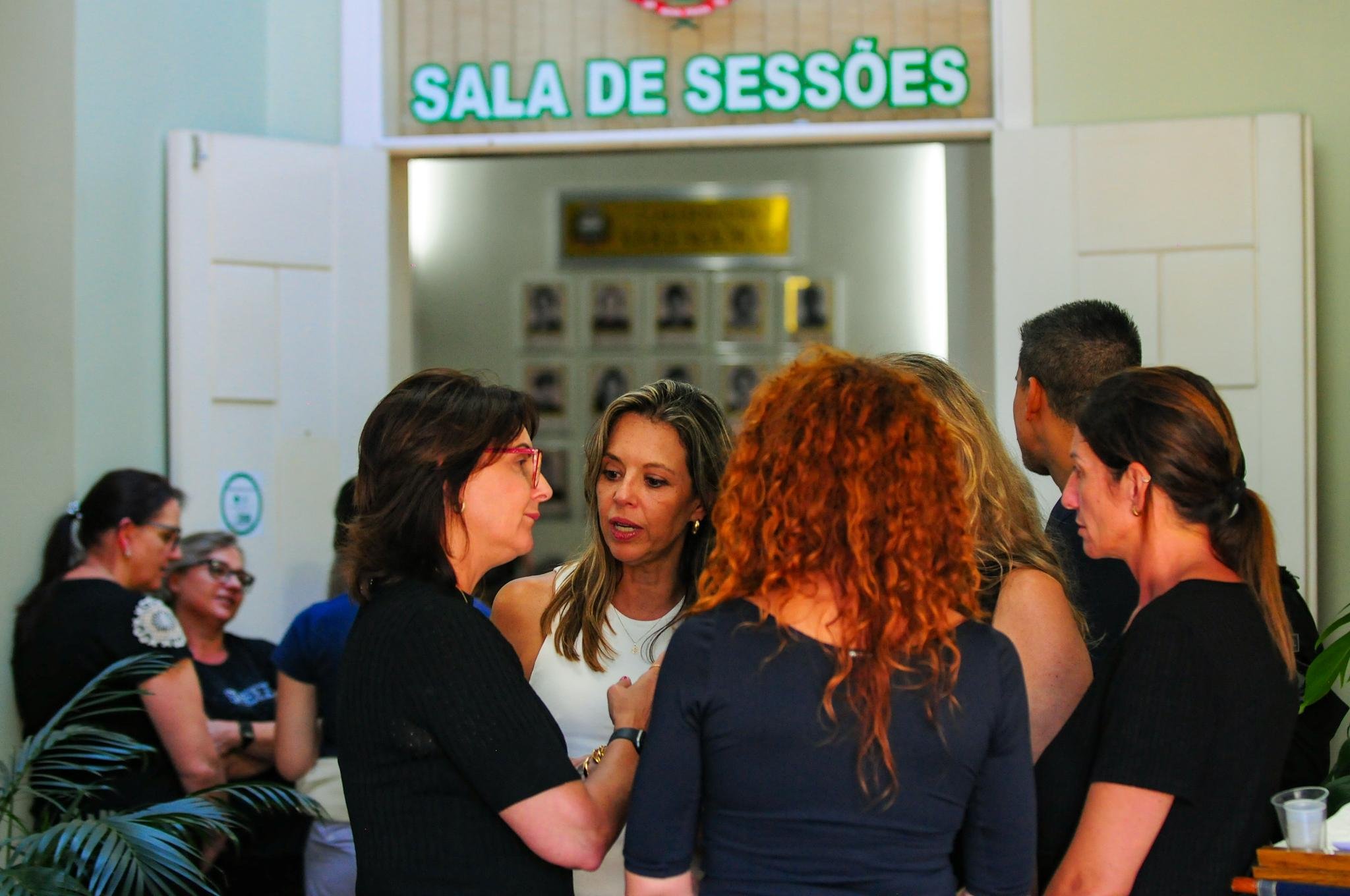 Secret&aacute;ria Estadual da Mulher, F&aacute;bia Richter (esq de preto e &oacute;culos vermelho), anunciou a cria&ccedil;&atilde;o de manual de seguran&ccedil;a para evitar feminic&iacute;dios