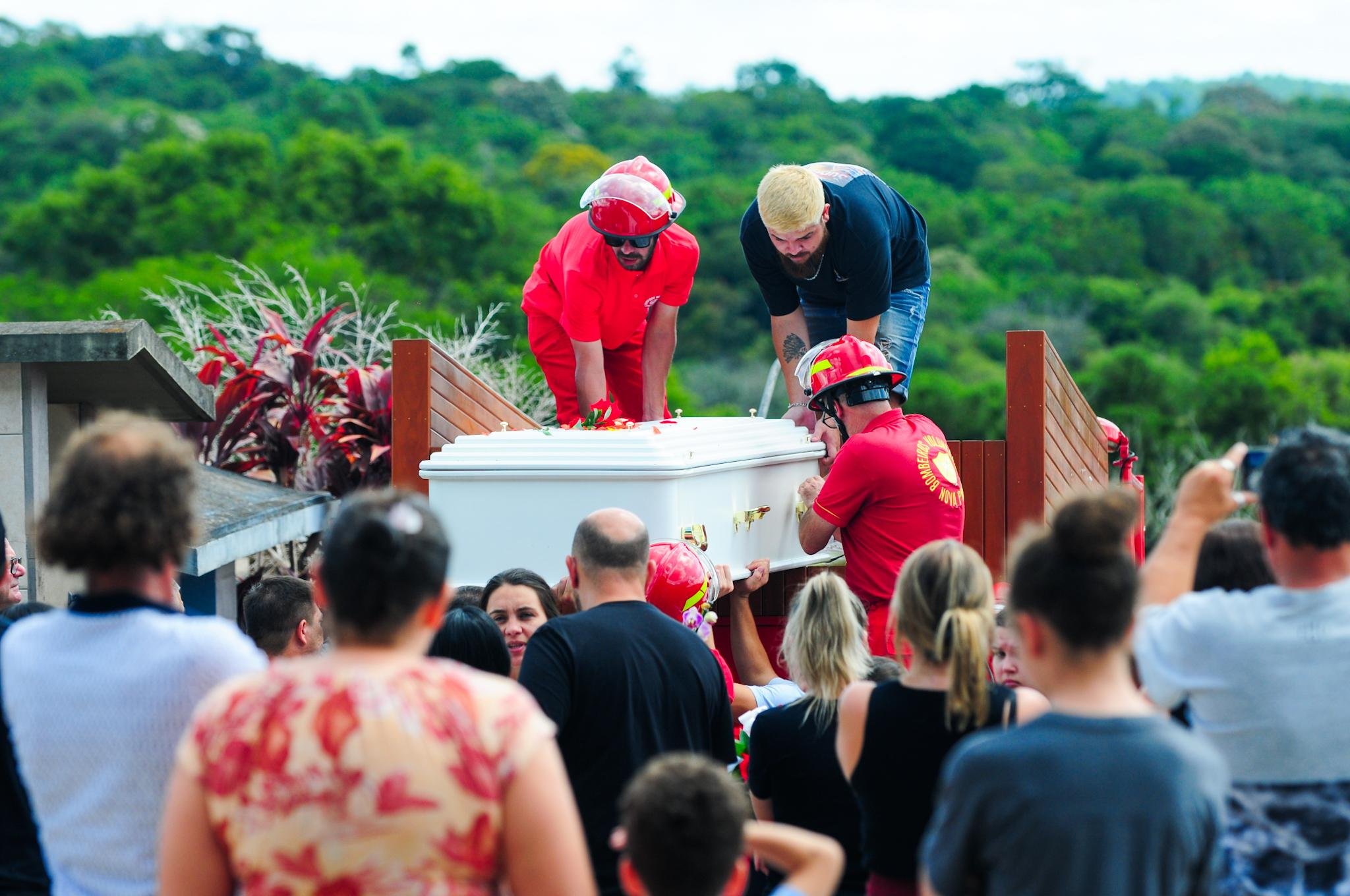 Grande p&uacute;blico acompanhou despedida da ex-vereadora; cortejo feito pelo Corpo de Bombeiros percorreu principais ruas da cidade