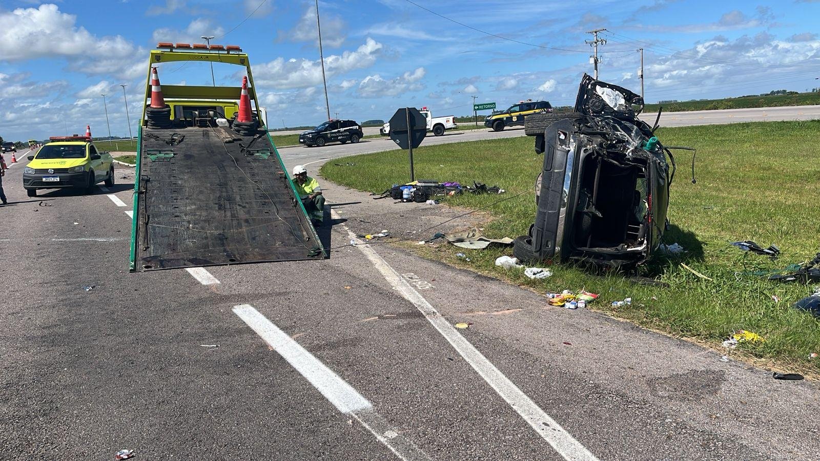 Motorista do carro com placas do Uruguai teria dormido ao volante, sa&iacute;do da pista e capotado; crian&ccedil;a que estava sem sinto foi ejetada do ve&iacute;culo