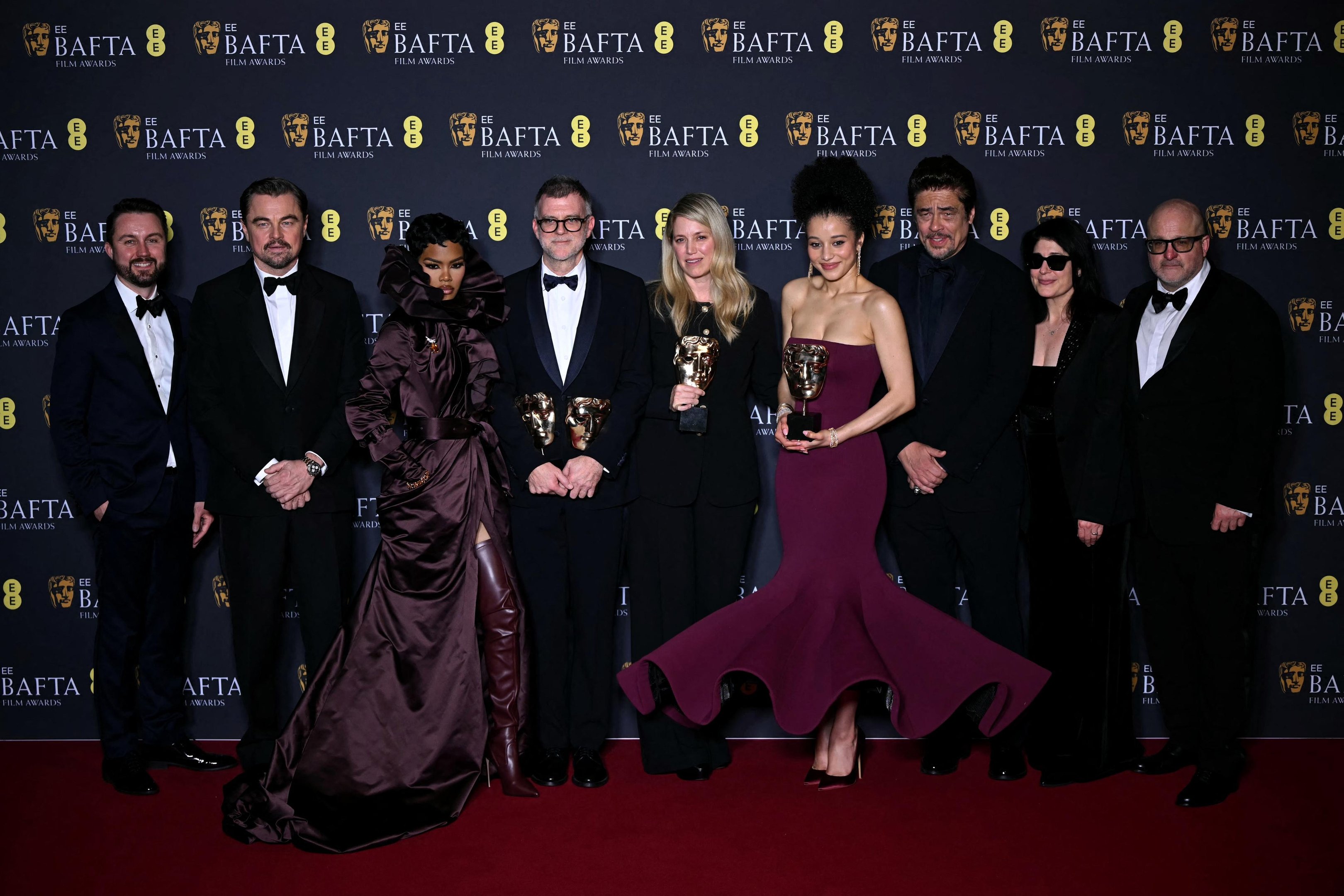 Leonardo DiCaprio e Teyana Taylor,  diretor Paul Thomas Anderson, produtora Sara Murphy e ator Benicio del Toro ap&oacute;s os seis pr&ecirc;mios Bafta neste domingo pelo filme "Uma Batalha Ap&oacute;s a Outra"