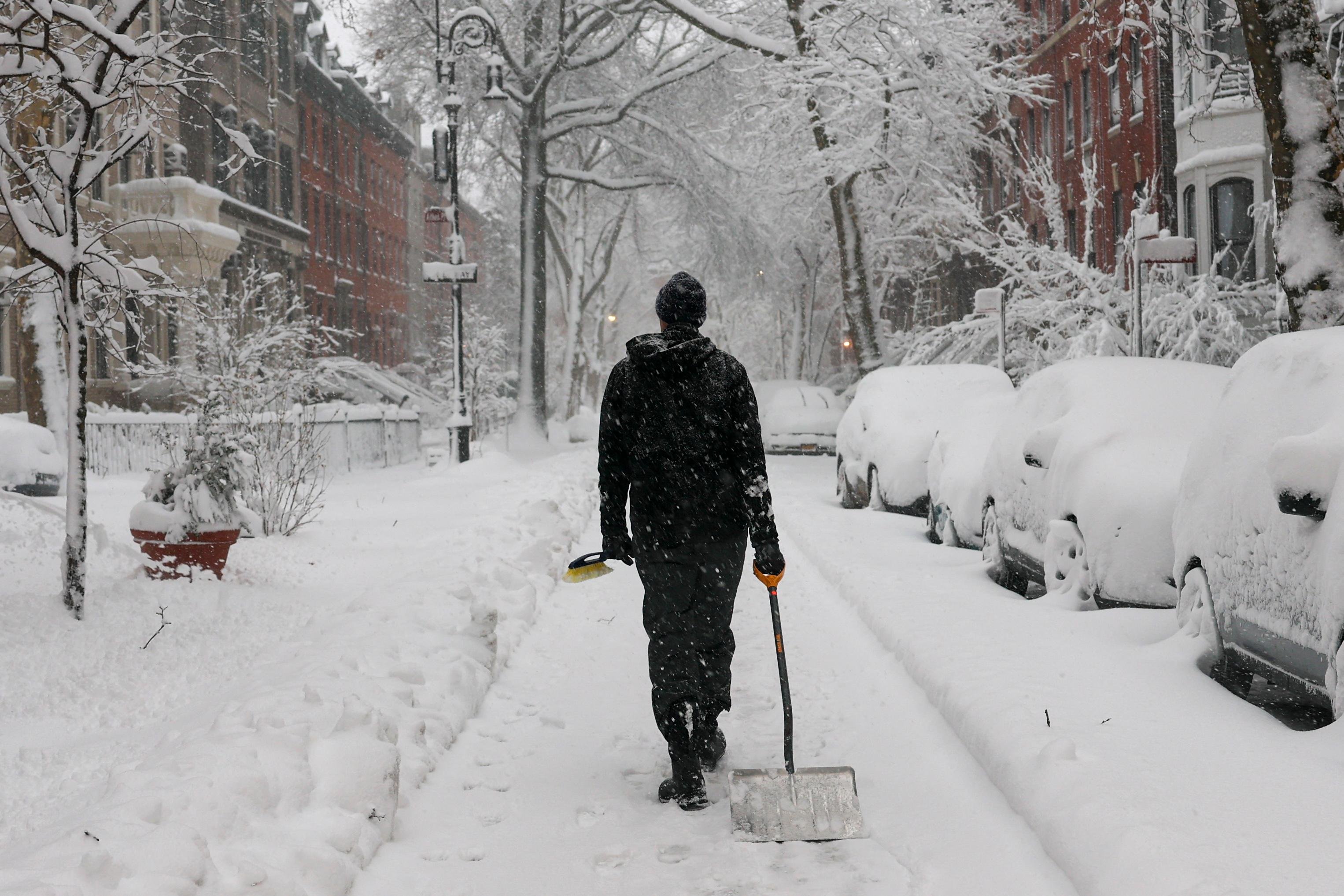 Com ac&uacute;mulos que j&aacute; chegam a 38 cent&iacute;metros de neve e visibilidade nula em Manhattan, a prefeitura proibiu a circula&ccedil;&atilde;o de ve&iacute;culos n&atilde;o essenciais em ruas, pontes e rodovias