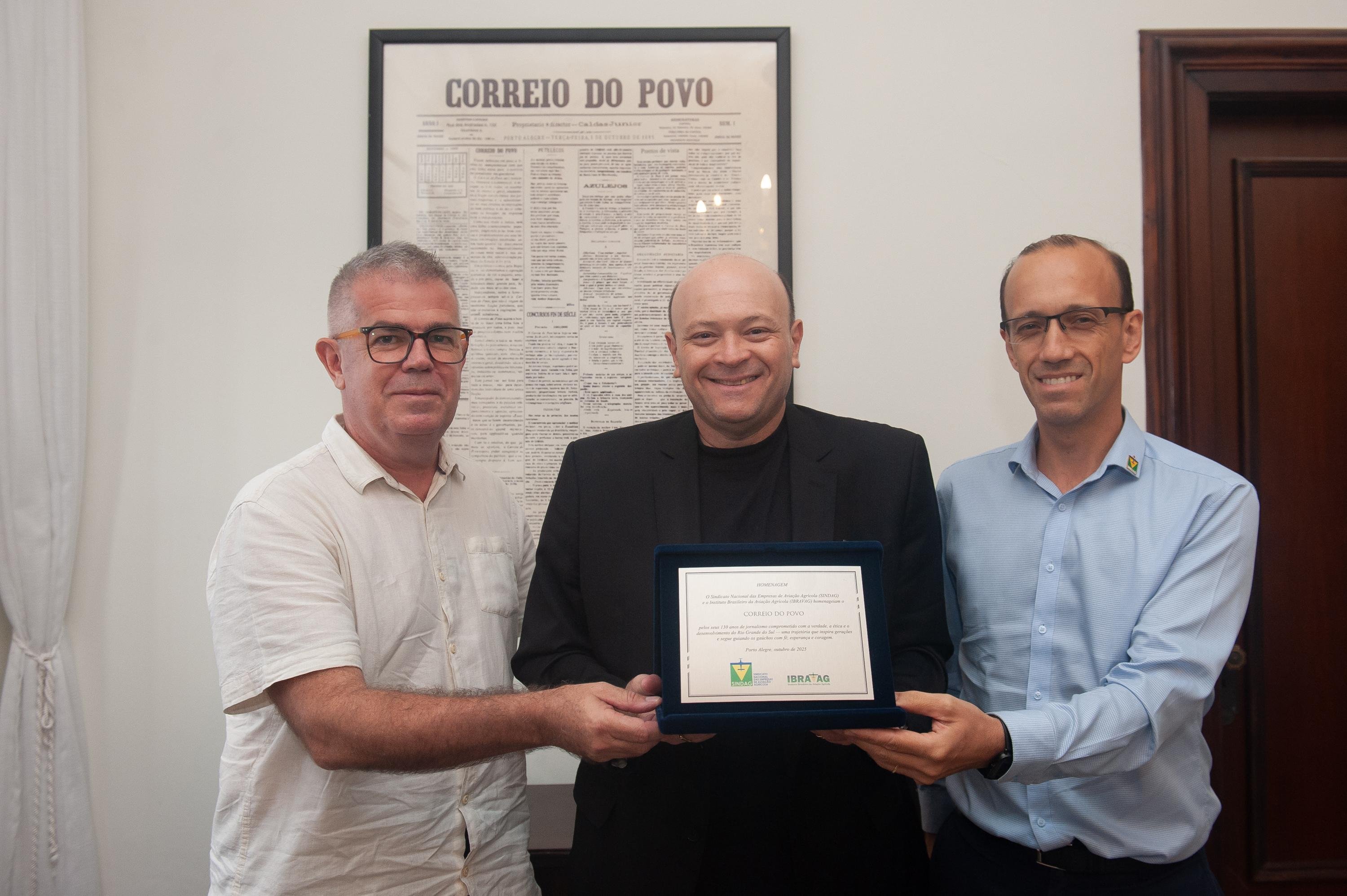 O CEO do Instituto Brasileiro da Avia&ccedil;&atilde;o Agr&iacute;cola (Ibravag) e diretor executivo do Sindicato Nacional das Empresas de Avia&ccedil;&atilde;o Agr&iacute;cola (Sindag), Gabriel Colle (esquerda), visitou a reda&ccedil;&atilde;o do jornal