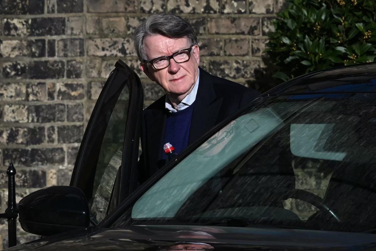 Mandelson foi demitido do cargo em Washington ap&oacute;s apenas sete meses, devido &agrave; divulga&ccedil;&atilde;o anterior dos Arquivos Epstein
