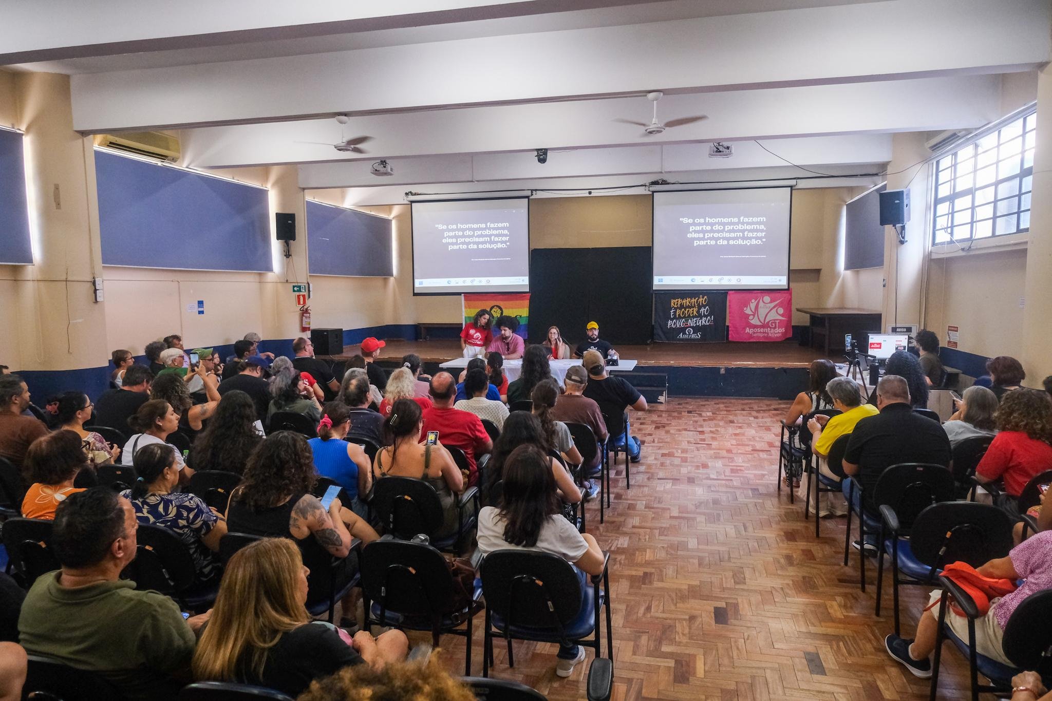 Assembleia geral da categoria foi realizada no audit&oacute;rio da Faculdade de Educa&ccedil;&atilde;o da Ufrgs, em Porto Alegre