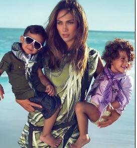 Jennifer Lopez exibiu v&iacute;deo com retrospectiva com os filhos g&ecirc;meos desde pequenos