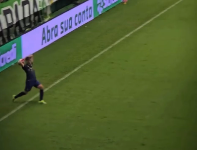 Pav&oacute;n cobrou o lateral de forma irregular no in&iacute;cio da jogada