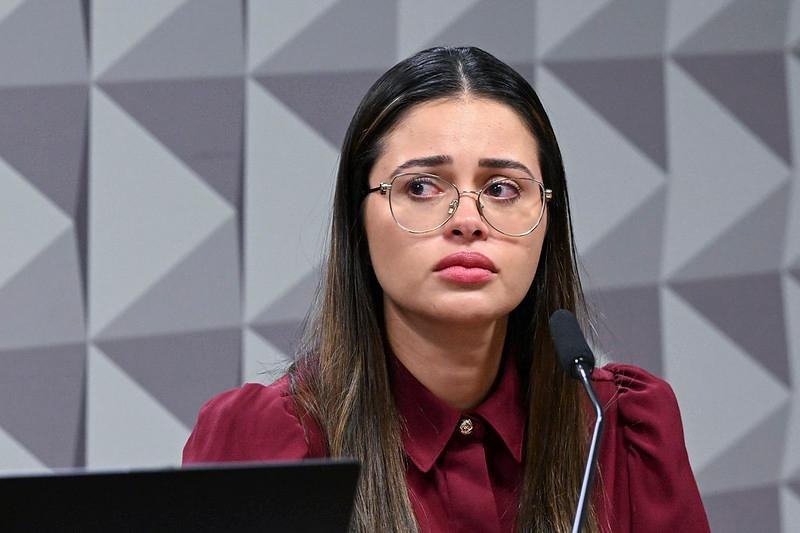 Ingrid Pikinskeni Morais Santos chorou enquanto respondia perguntas sobre sua rela&ccedil;&atilde;o com a entidade envolvida no esquema de descontos ilegais de aposentadorias