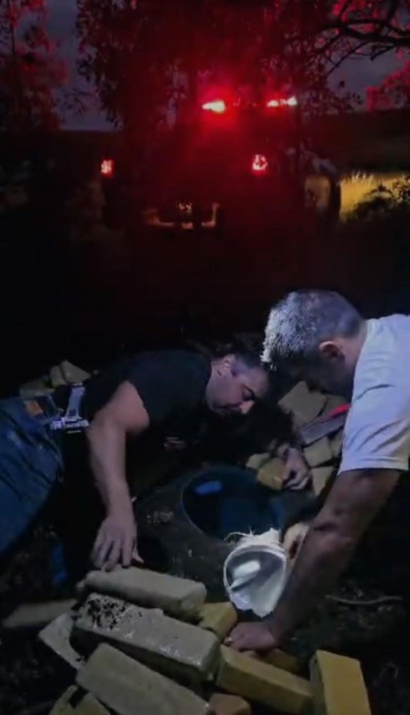 Pol&iacute;cia Civil apreendeu 97 tijolos de maconha enterrado em ton&eacute;is em uma propriedade rural
