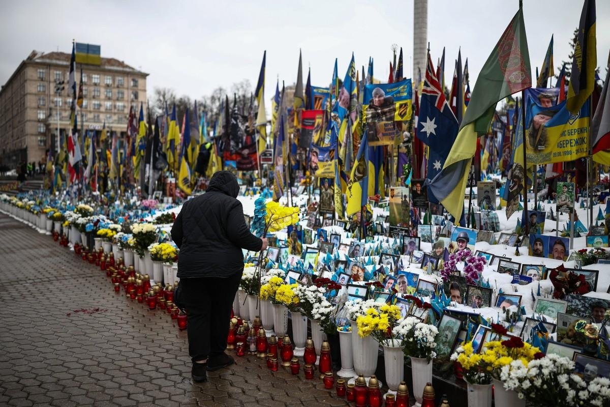 Um memorial improvisado foi feito para para soldados ucranianos e estrangeiros na Pra&ccedil;a da Independ&ecirc;ncia, em Kiev,