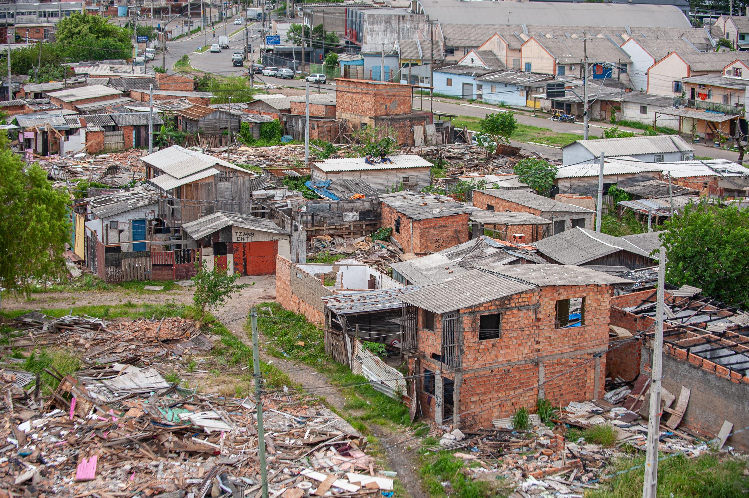 O Dnit prossegue com a demoli&ccedil;&atilde;o de casas na vila Volunt&aacute;rios, no bairro Farrapos, para a conclus&atilde;o da nova ponte do Gua&iacute;ba