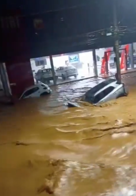 Pessoas foram resgatadas pela equipe do Corpo de Bombeiros na cidade mineira