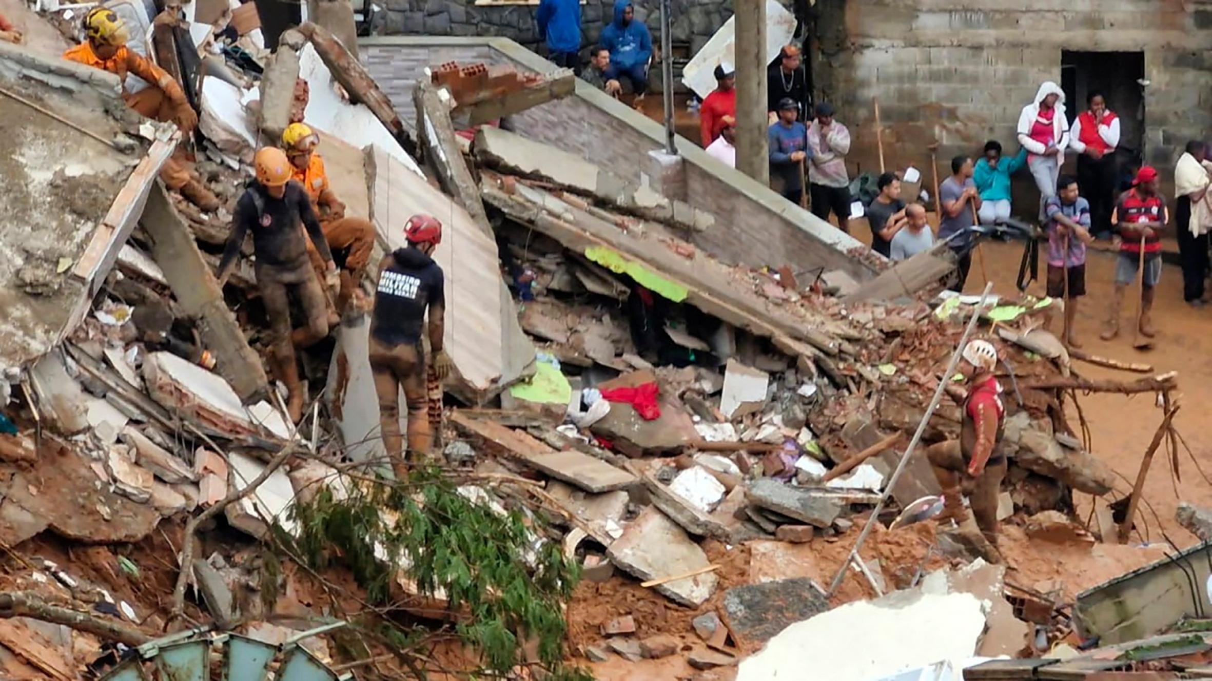 Minas Gerais tem destrui&ccedil;&atilde;o ap&oacute;s superc&eacute;lula