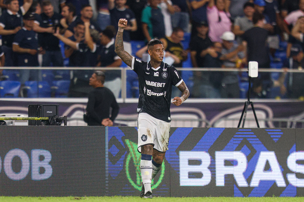 Alef Manga jogador do Remo comemora seu gol durante partida contra o Mirassol no est&aacute;dio Mangueir&atilde;o pelo campeonato Brasileiro A 2026.