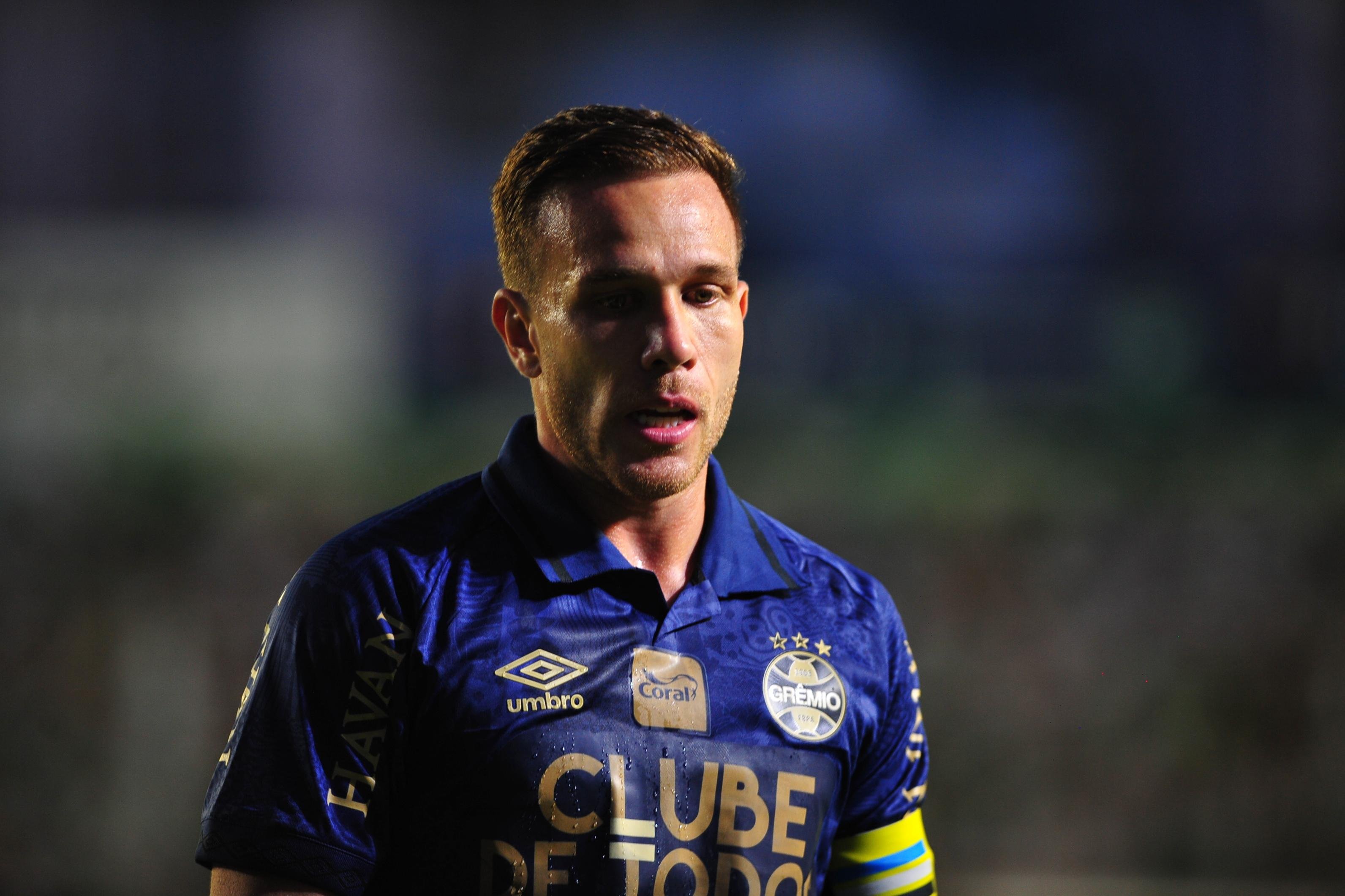 Arthur est&aacute; de sa&iacute;da do Tricolor