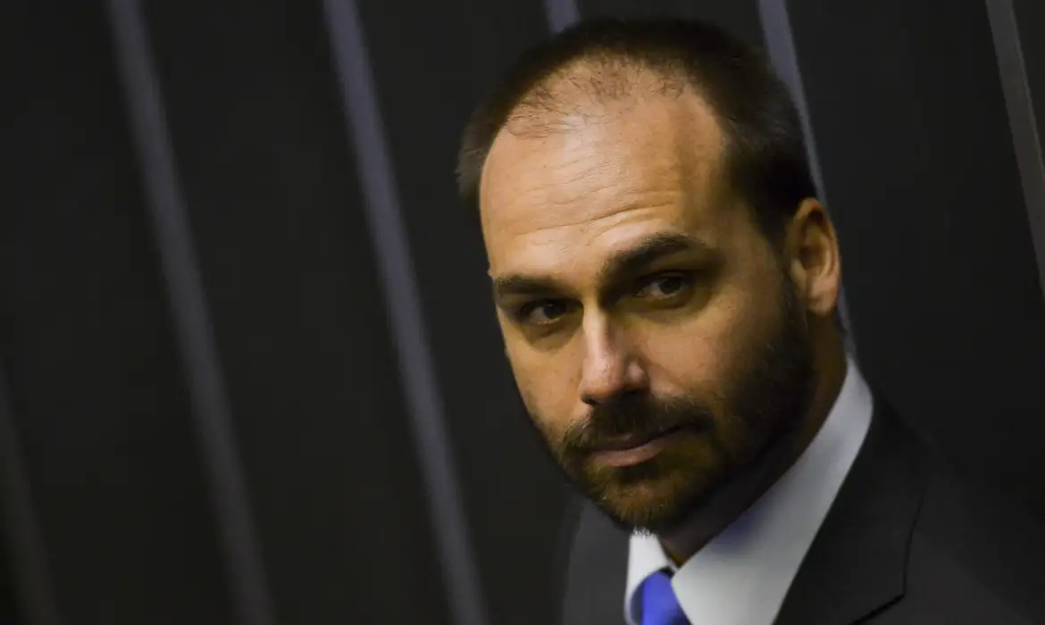 Filho do ex-presidente Jair Bolsonaro poder&aacute; indicar testemunhas, apresentar provas de inoc&ecirc;ncia e pedir dilig&ecirc;ncias espec&iacute;ficas que sejam interessantes para sua defesa