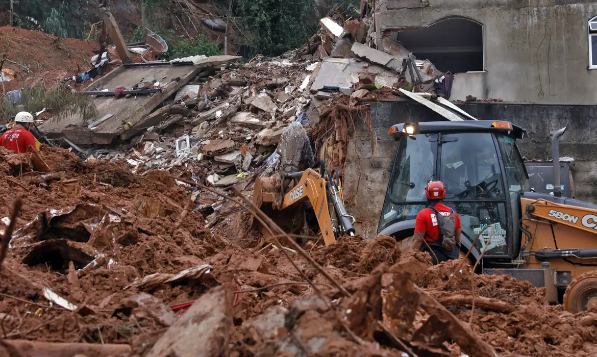 Segundo o Corpo de Bombeiros de Minas Gerais, 39 pessoas est&atilde;o desaparecidas e foram resgatadas 208 com vida