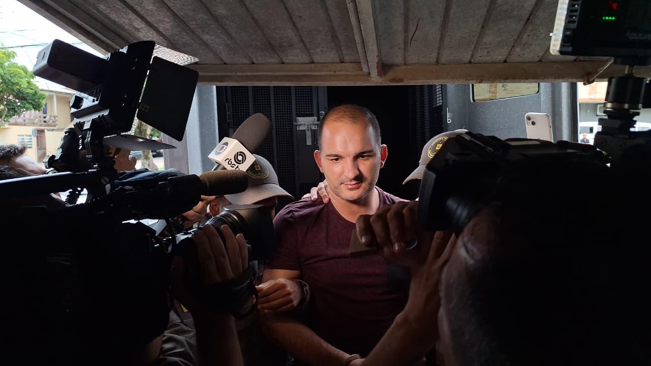 Policial militar Cristiano Domingues Francisco chega na delegacia para prestar depoimento em 20/02/2026