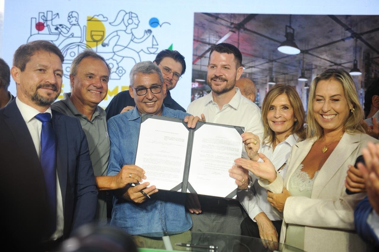 Melo, Bremm e demais autoridades estiveram na oficializa&ccedil;&atilde;o do decreto