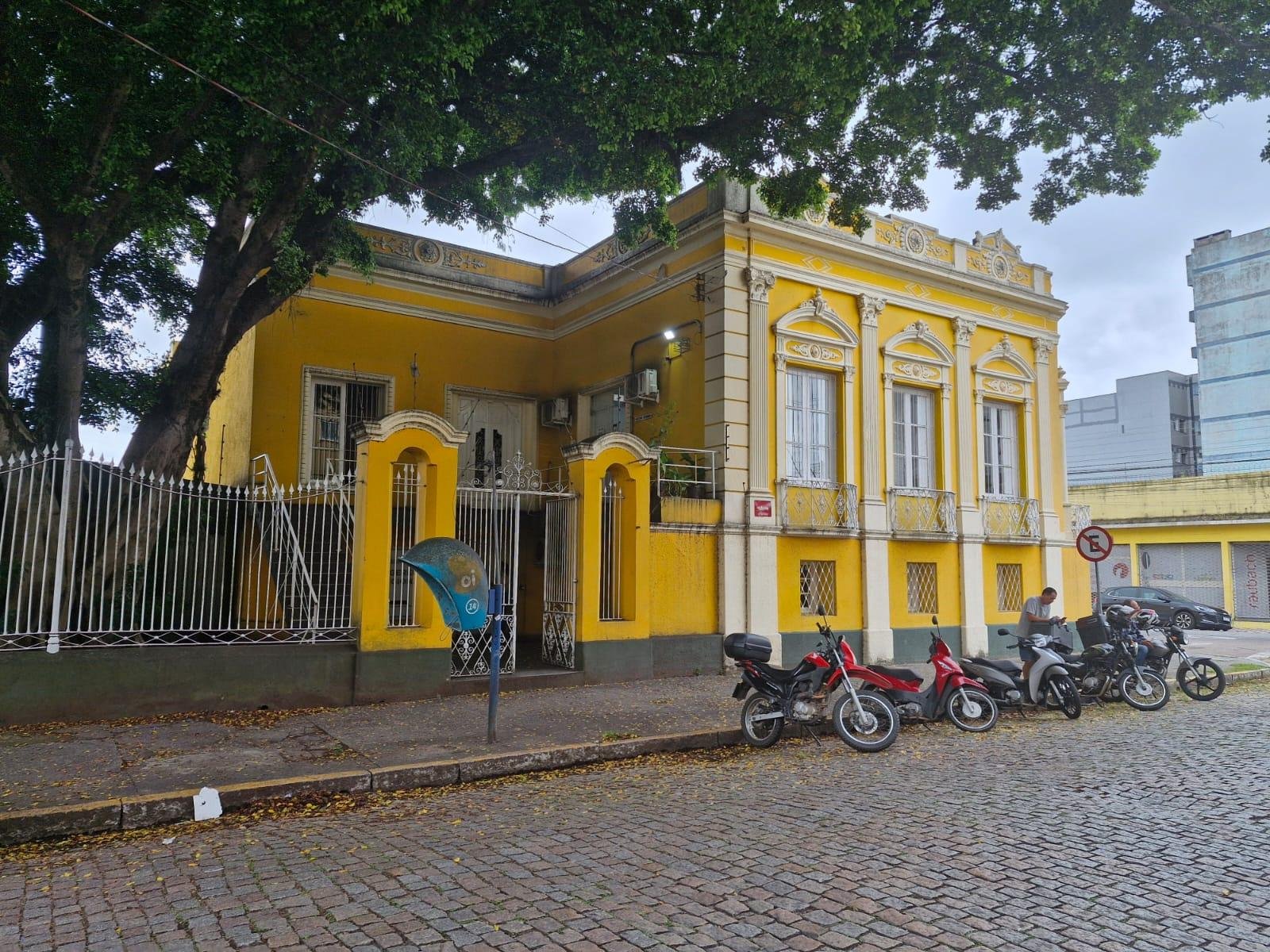 Enquanto as obras n&atilde;o ocorrem, os 47 servidores  seguem trabalhando em regime h&iacute;brido, para n&atilde;o sobrecarregar a rede el&eacute;trica e sem preju&iacute;zo no atendimento ao p&uacute;blico