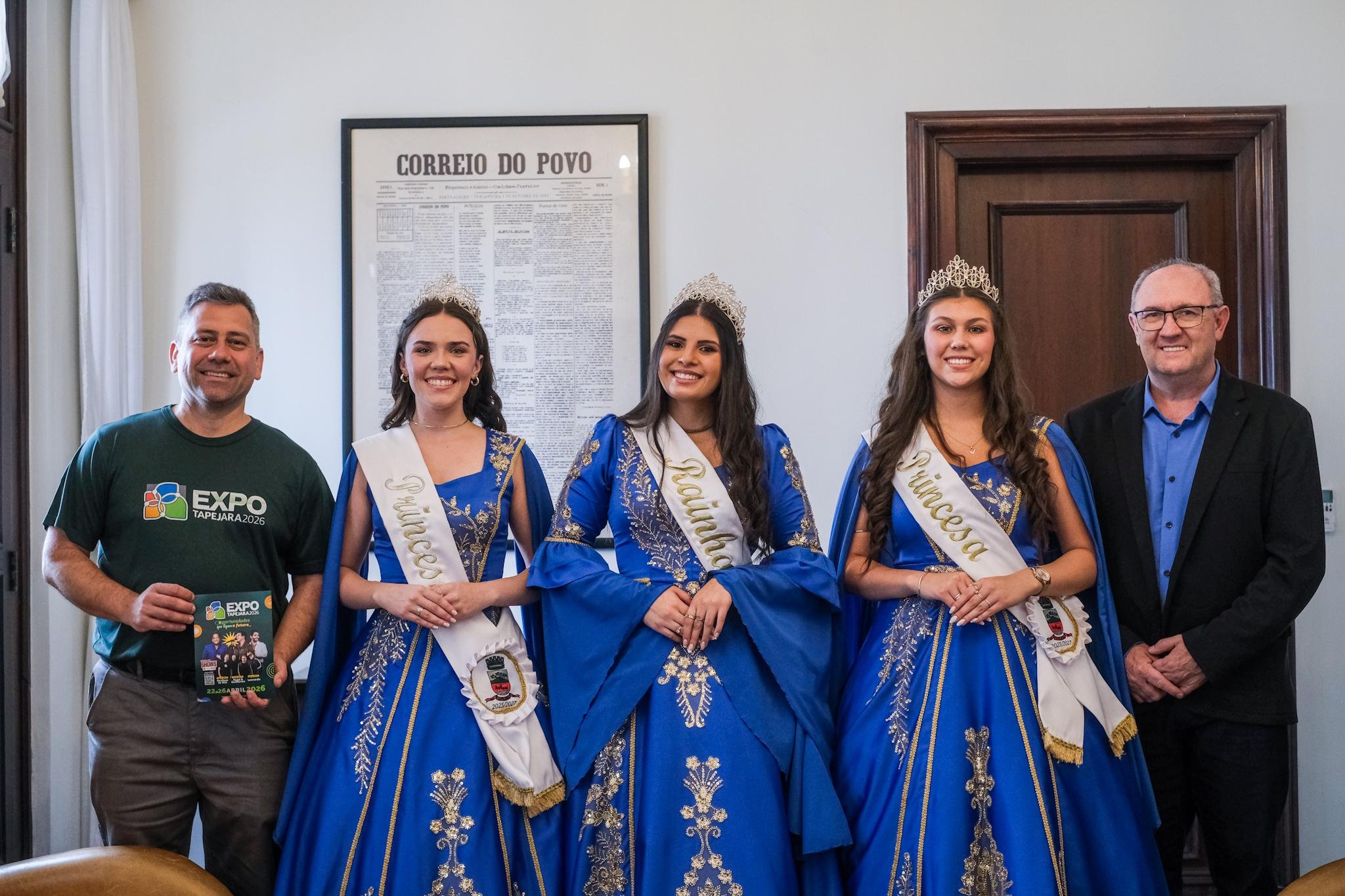 Vice-prefeito e presidente da Expo Tapejara acompanham realeza da feira
