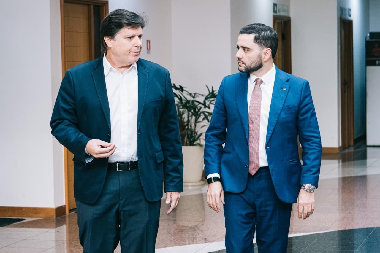 Gabriel Souza com Baleia Rossi antes de jantar em Bras&iacute;lia