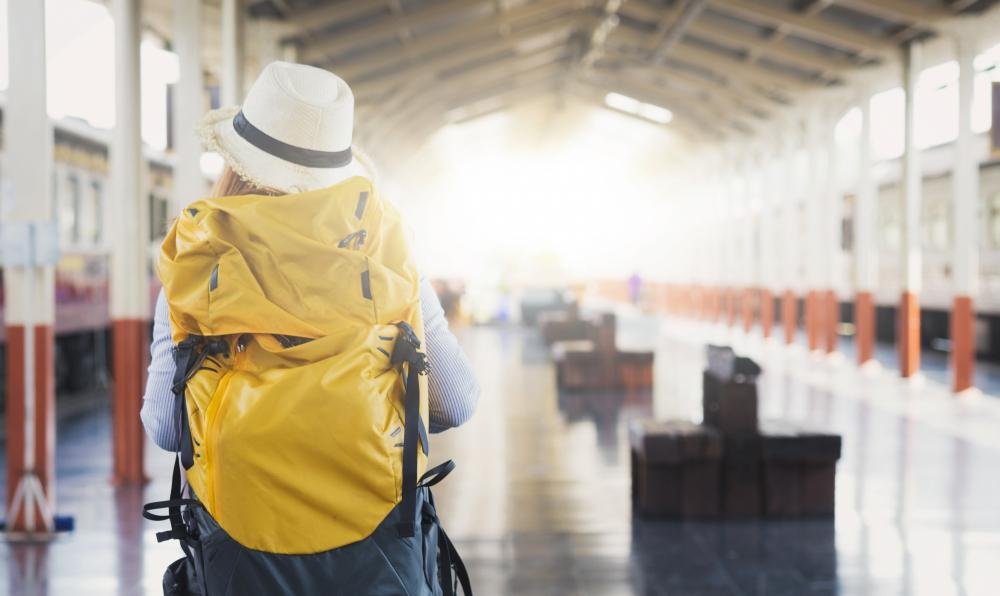 Entre partidas e chegadas, &agrave;s vezes basta um segundo e coragem para atravessar o port&atilde;o e viver o que o cora&ccedil;&atilde;o pede