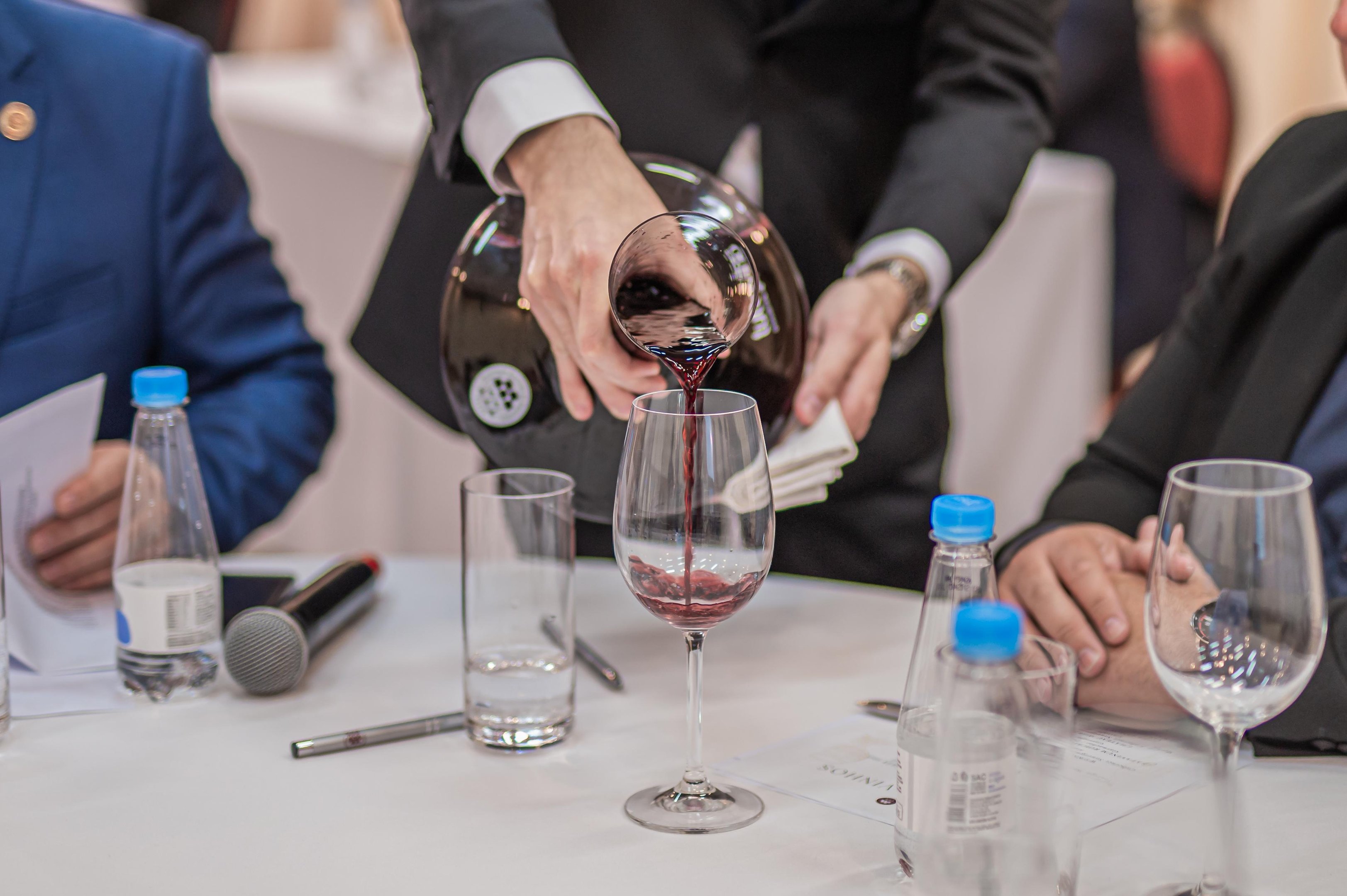 Prova pr&aacute;tica de servi&ccedil;o e avalia&ccedil;&atilde;o t&eacute;cnica integra o exame internacional para sommeliers que ser&aacute; realizado no Vale dos Vinhedos